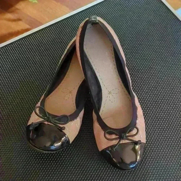 Clark's Women's Ballet Flats Sized 5.5 - Picture 1 of 10